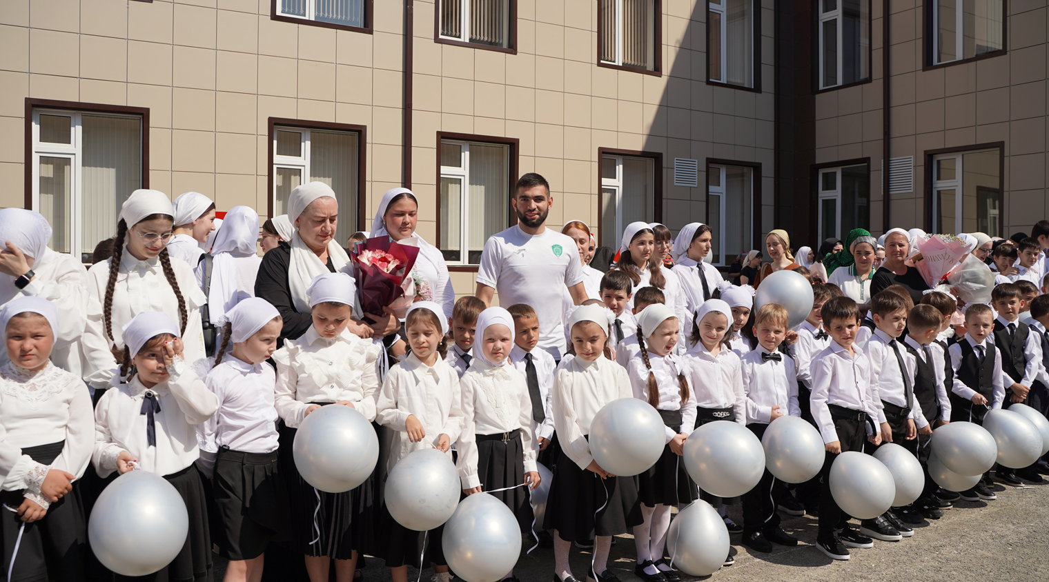 Гамид Агаларов побывал на торжественной линейке в одной из школ Грозного