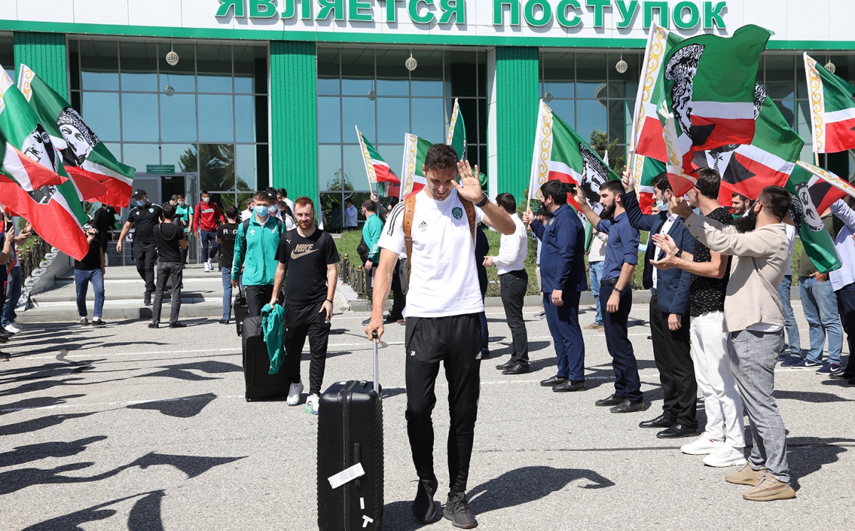 Болельщики встретили ФК "Ахмат" в аэропорту Грозного